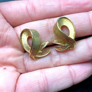 Crown Trifari Gold Tone Ribbon Clip On Earrings